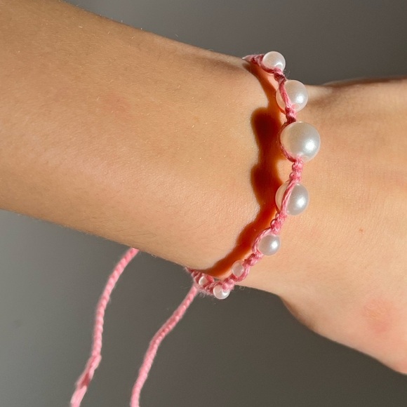 Handmade woven friendship bracelet pink with fake pearl beads - Picture 12 of 12